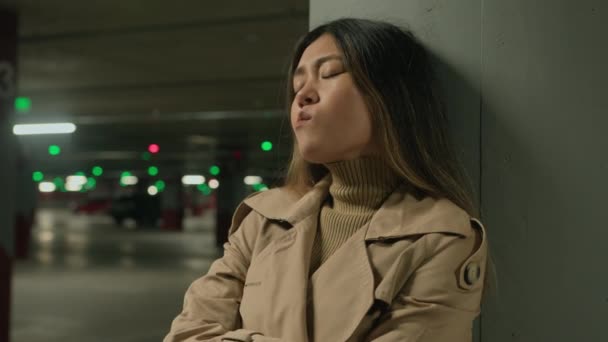 Расстроен Тревожный Стресс Азиатский Китаянка Женщина Женщина Одна Парковке Автомобиля — стоковое видео