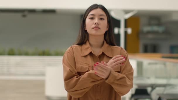 Portrétní Asijská Podnikatelka Číňanka Japonka Silná Nezávislá Ředitelka Představitelka Feminismu — Stock video