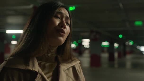 失望的亚洲女人在地下停车场与人交谈伤心难过恼怒的中国韩国女人与男朋友争吵消极对话解决冲突误解 — 图库视频影像