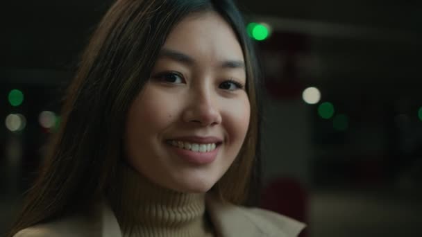 閉鎖ポートレートアジアの中国人韓国人日本人女性おもちゃの笑顔カメラを見て女性ビジネス女性女性エグゼクティブマネージャー車の駐車場で幸せな女の子笑顔医療 — ストック動画