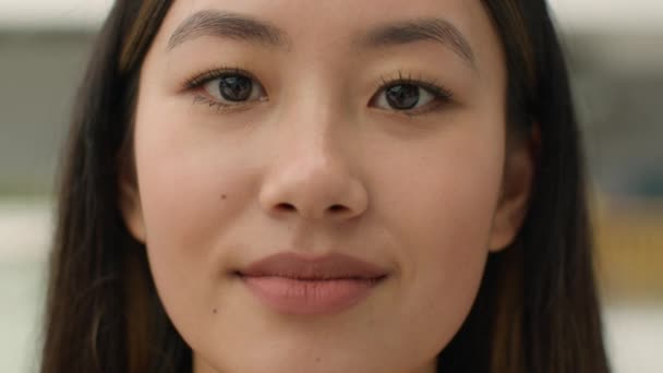 極端なクローズアップアジアの女性の顔の頭のショットの肖像韓国の日本人の中国人の女の子の美しさの治療自然メイク眉毛笑顔優しい式女性の学生のビジネス女性は カメラを見て — ストック動画