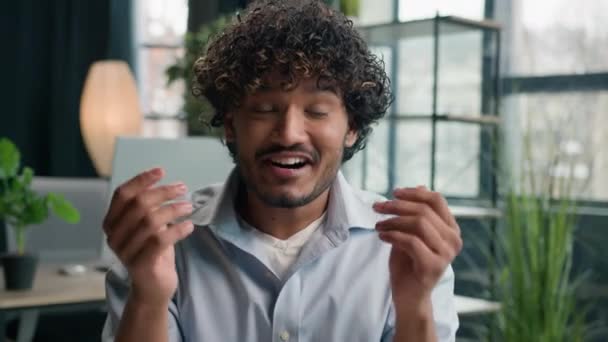 Rosto Surpreso Feliz Indiano Árabe Homem Étnico Homem Negócios Olhando — Vídeo de Stock