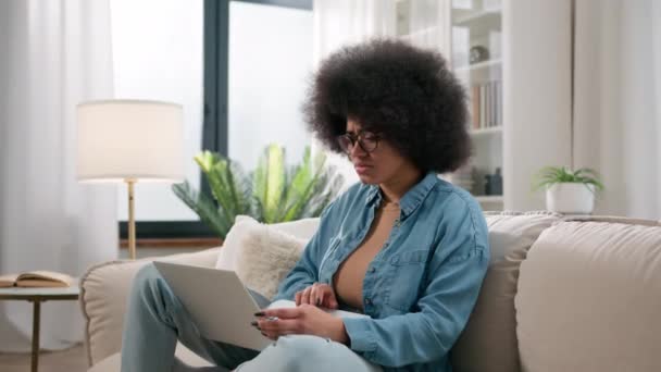 Zaniepokojona Afroamerykanka Zestresowana Laptopem Sfrustrowana Rozpaczliwym Szokiem Smutna Lektura Złe — Wideo stockowe