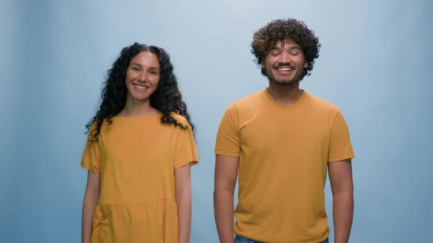 Studio Portrét Indické Rodiny Arabský Šťastný Usmívající Pár Hispánský Smích — Stock video
