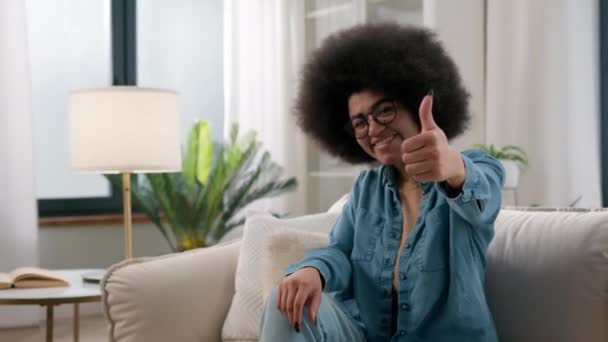 Feliz Sorrindo Vencedor Animado Africano Americano Mulher Dona Casa Menina — Vídeo de Stock