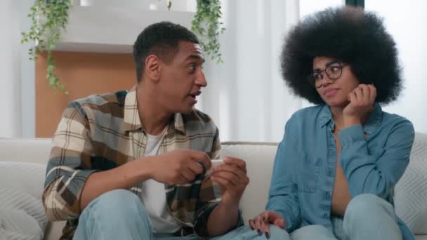 Cuplu Afro American Bărbat Femeie Tristă Supărat Familia Îngrijorată Pat — Videoclip de stoc