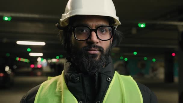 Moslem Mann Arabischer Arbeiter Indischer Bauunternehmer Ethnischer Ingenieur Mit Ernstem — Stockvideo