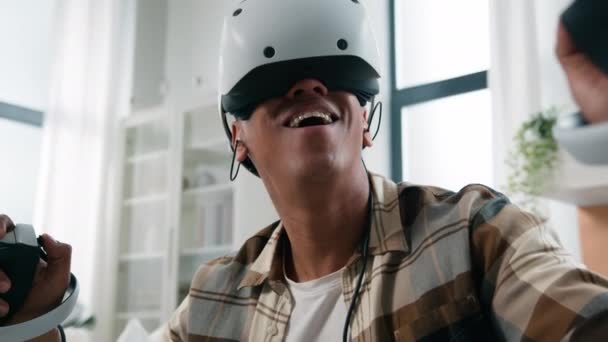 Afro Amerikaanse Man Spelen Virtual Reality Cyber Spel Etnische Grappig — Stockvideo