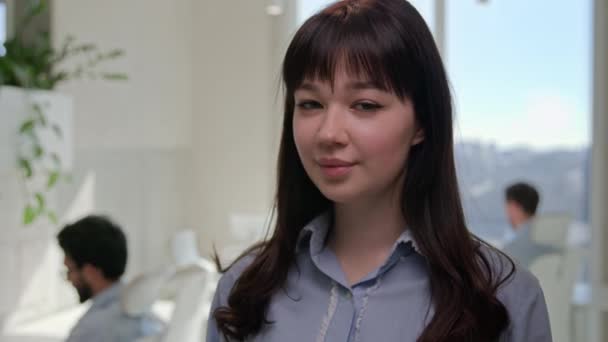 Kaukaska Businesswoman Zespół Lider Przedsiębiorca Szef Uśmiechnięty Szczęśliwy Patrząc Aparat — Wideo stockowe