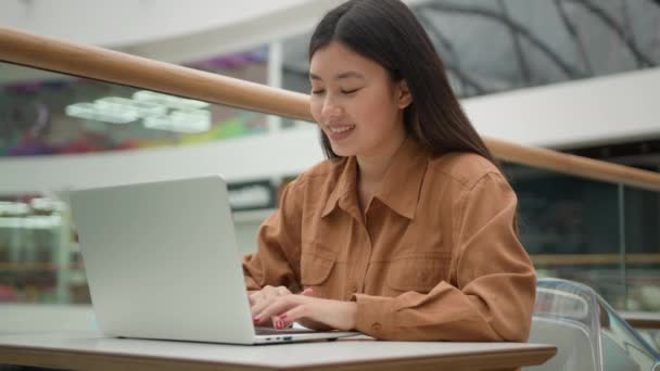 韩国女学生笑女学生笑笑女自由女自由女自由女自由女自由女企业家在网上工作 带着笔记本电脑在咖啡店上网聊天聊天 — 图库视频影像