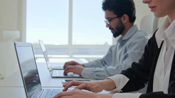 Modern Ofisteki Bilgisayarlarda Dizüstü Bilgisayara Basan Çok Irklı Adamlarını Takım — Stok video