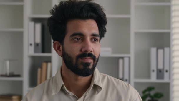 Pensiv Arabisk Affärsman Eftertänksam Indisk Muslim Man Tycker Affärsprojekt Begrunda — Stockvideo