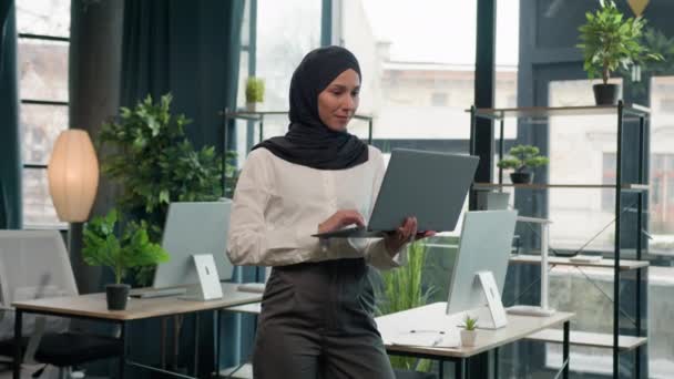 Slami Müslüman Kadını Tesettürlü Arap Kadın Tesettürlü Kadın Müdür Ofiste — Stok video