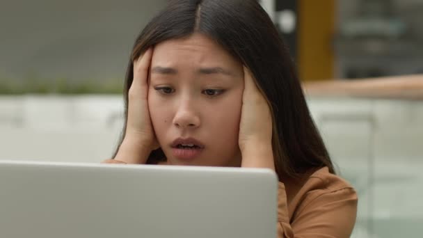 Utmattad Överarbetad Asiatisk Kvinna Flicka Student Studerar Online Arbete Laptop — Stockvideo