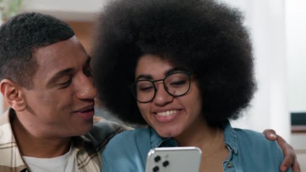 Afroamerikaner Glücklich Paar Freund Freundin Ehemann Frau Mit Smartphone Browsing — Stockvideo