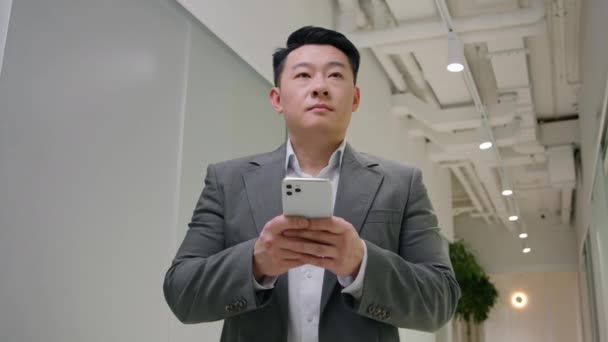 Middelbare Leeftijd Aziatische Koreaanse Man Doordachte Chinese Zakenman Ceo Werkgever — Stockvideo