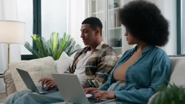 아프리카 미국인 여성은 노트북 컴퓨터와 일하는 프리랜서 중독자 소파에서 웃으며 — 비디오