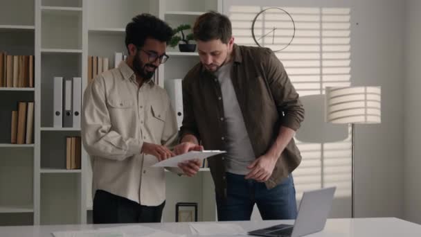 Twee Zakenpartners Enthousiast Multiraciale Mannen Praten Kantoor Bespreken Project Laptop — Stockvideo