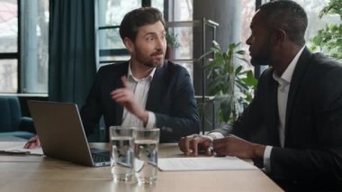 Afrikalı Amerikalı işverenin ortak fikri, Kafkasyalı bir adamın, iki çok ırklı ofis çalışanına verdiği destekti. Görüşmeler, dizüstü bilgisayarın açılışı görüşmeleri, gülüşmeler.