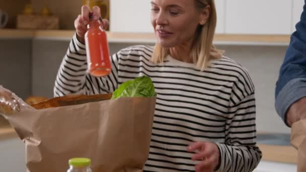 Kafkasyalı Yetişkin Çift Yiyecek Paketini Boşaltıyor Alışveriş Torbası Ürünleri Biber — Stok video