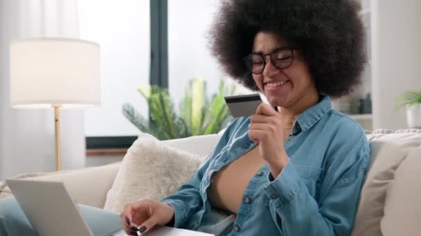 Afroamerikanerin Mädchen Käufer Kunde Kunde Verbraucher Auf Couch Sofa Mit — Stockvideo