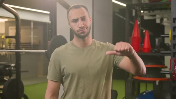 Triste Sconvolto Insoddisfatto Perdente Bodybuilder Uomo Afroamericano Mostrando Pollice Verso — Video Stock