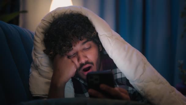 Uykulu Yorgun Arap Adam Gece Evde Battaniyenin Altında Yorgan Örtüsü — Stok video