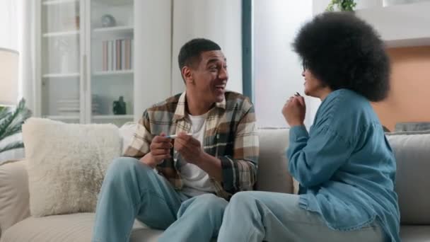 Lycklig Familj Framtida Föräldrar Afroamerikanska Par Hustru Upphetsad Flickvän Pojkvän — Stockvideo