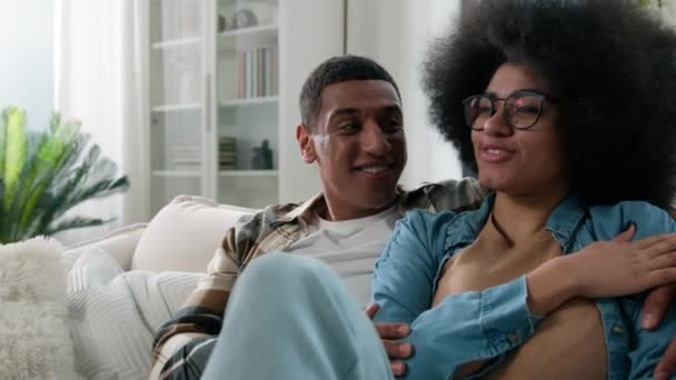 Afroamerikaner Glücklich Familie Paar Liebe Zuneigung Bindung Sprechen Kommunizieren Gespräch — Stockvideo