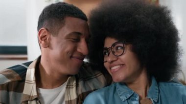 Mutlu aile portresi, birbirine aşık Afro-Amerikan çift birbirlerine bakıyorlar evli koca koca erkek sevgili, kadın sevgili kucaklaşıyorlar kamera ev sahiplerinin yüzlerine bakıyorlar. Yüksek