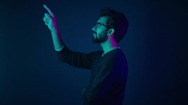 Infographic hologram düzenleme şablonu ultraviyole arkaplan Arap adam yüksek teknolojili internet teknoloji çalışanı kodlayıcı programcının sanal ekran simgesi gibi hava boşluğuna dokunduğunu düşünüyor