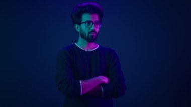 Infographic hologram arkaplan şablonu ultraviyole neon arkaplan kodlayıcı bilgisayar güvenlik yazılımı programcısı kodlayıcı hava sahası arayüzü dijital siber teknoloji sanal ekran simgesine dokunur