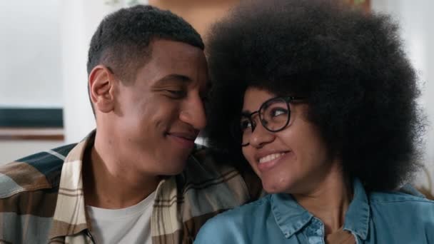 Portrait Famille Heureuse Couple Afro Américain Amoureux Lien Affectueux Regardant — Video
