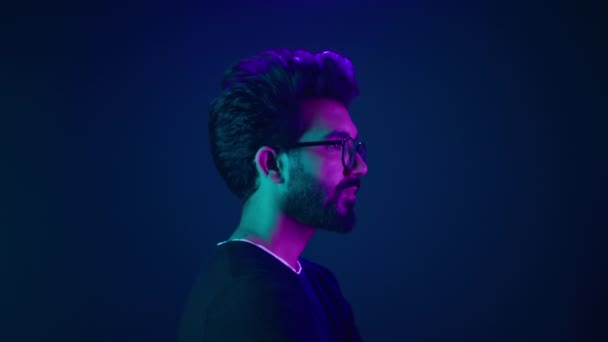 Portrait Indischen Ernsthaften Mann Entwickler Programmierung Arbeiter Programmierer Profil Suchen — Stockvideo
