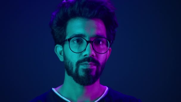 Portret Indyjski Poważny Człowiek Programista Kodowanie Pracownik Patrząc Technologii Internetowej — Wideo stockowe