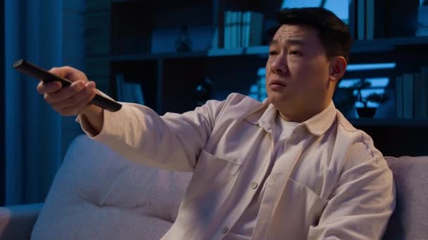 Скучный Недовольный Грустный Одинокий Азиатский Мужчина Среднего Возраста Корейский Парень — стоковое видео