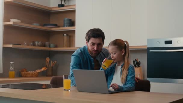 Батько Кавказка Донькою Дівчинкою Школяркою Допомогою Ноутбука Разом Вчиться Кухні — стокове відео