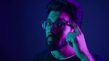 Hintli adam geliştirici kodlayıcı internet teknolojisi akıllı bilgisayar korsanı akıllı kodlama mühendisi bilgisayar mühendisi neon stüdyo geçmişi iyi niyet göstergesi bunu bir düşünün ağır beyin kafa yorucu IQ