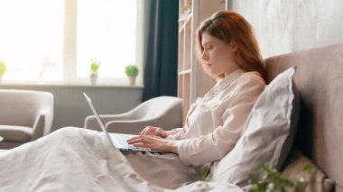 Teknoloji interneti ve insanlar, Kafkasyalı kız öğrenci, serbest yazar, serbest yazar, iş kadını, dizüstü bilgisayarlı kadın iş kadını ev bilgisayarının uzaktan kumandasında yatıyordu.