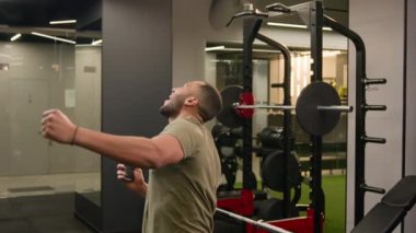 Heyecanlı, mutlu, şaşkın, afro-amerikan fitness antrenörü, sporcu, sporcu, vücut geliştiren erkek, mobil telefon ödüllü, spor kulübü spor salonunda online zafer kazanma ödülü kazandı.