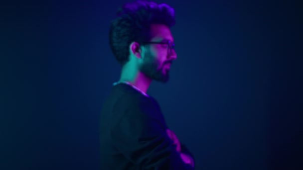 Ultraviolett Neon Hintergrund Arabisch Lächelnd Glücklich Mann Hallo Tech Internet — Stockvideo