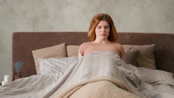 Femme Caucasienne Réveille Soudainement Sur Lit Matin Dans Chambre Étudiante — Video