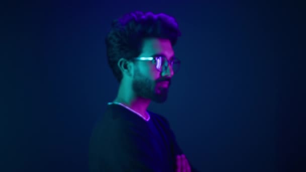 Ultraviolett Neon Hintergrund Arabisch Mann Hallo Tech Internet Technologie Arbeiter — Stockvideo