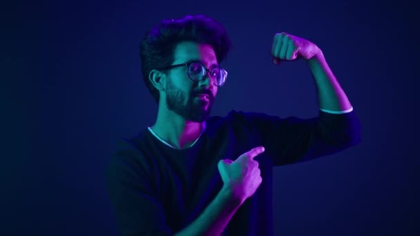 骄傲瘦弱的阿拉伯男子编码员技术黑客展示手肌肉二头肌运动健美健美健美 健美及 等运动 健美及 — 图库视频影像