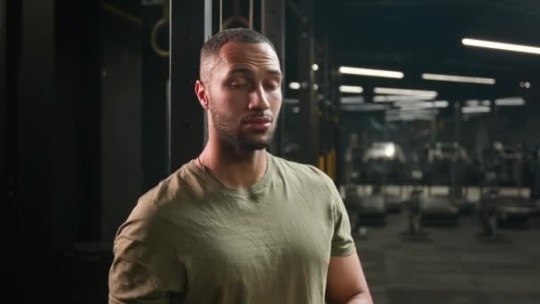 Silny Muskularny Uśmiech Osobisty Trener Fitness Facet Afroamerykanin Człowiek Sportowiec — Wideo stockowe