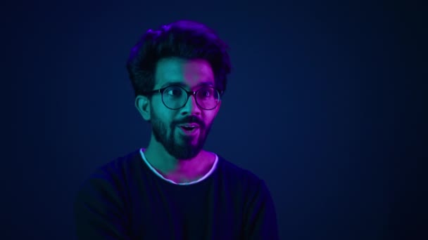 Zszokowany Zdumiewający Zdumiewający Cud Podekscytowany Indyjski Człowiek Programista Haker Komputer — Wideo stockowe