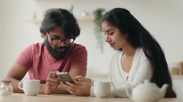 Interraciaal Paar Keuken Met Behulp Van Mobiele Telefoon Diverse Vrouw — Stockvideo