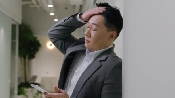 Asiatisk Trött Etnisk Man Kontoret Företag Hålla Mobiltelefon Kinesiska Koreanska — Stockvideo