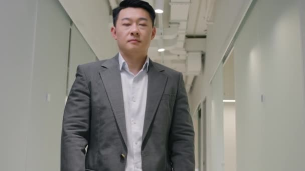 Портрет Удовлетворен Азиатский Бизнесмен Современном Офисе Зрелый Среднего Возраста Китайский — стоковое видео