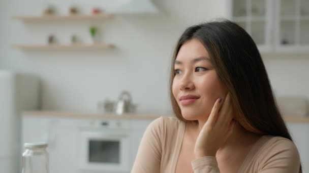 Flytta Skott Asiatisk Drömmande Kvinna Köket Omtänksam Kinesiska Koreanska Flicka — Stockvideo